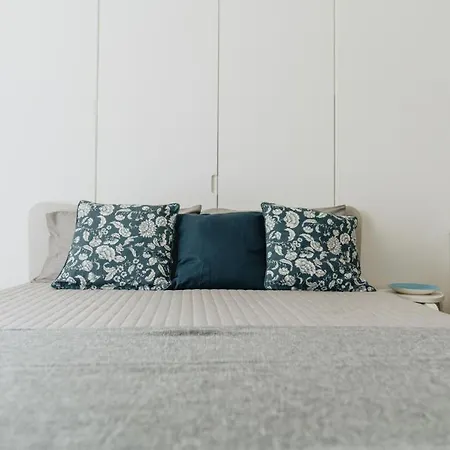 Aura Bed & Breakfast *